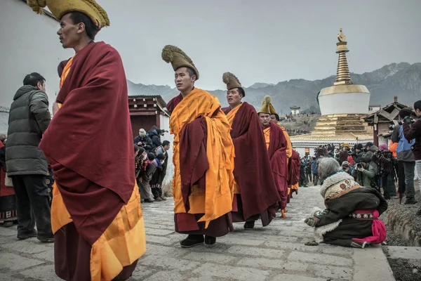 Lama Portano Enorme Thangka Buddha Tempio Langmu Durante Festival Sho — Foto Stock