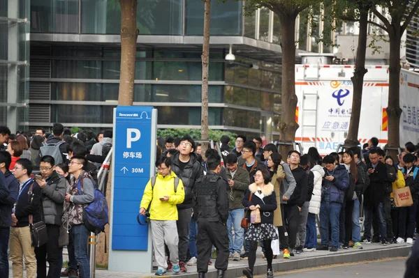 Empleados Del Gigante Chino Internet Tencent Hacen Cola Para Obtener — Foto de Stock