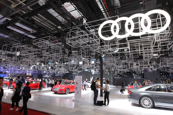 Ember Látogat Audi Stand Kiállítás Ideje Alatt Shanghai International Személygépkocsi — Stock Fotó