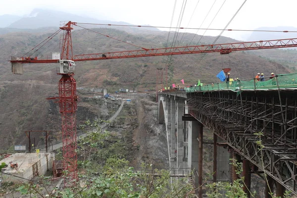 Trabalhadores Chineses Trabalham Canteiro Obras Ponte Yingge Que Transformada Teleférico — Fotografia de Stock