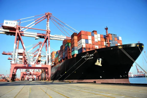 Een Vrachtschip Geladen Met Containers Verschepen Het Buitenland Ligplaatsen Aan — Stockfoto