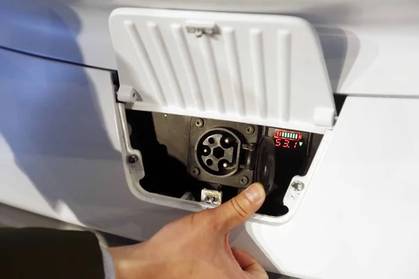 Seorang Pengunjung Menunjukkan Soket Mobil Listrik Lsev Bercetak Milik Electrical — Stok Foto