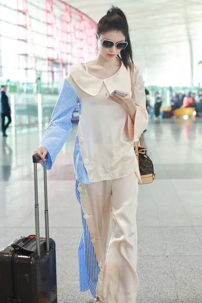 中国模特何苏抵达中国北京首都国际机场 — 图库照片