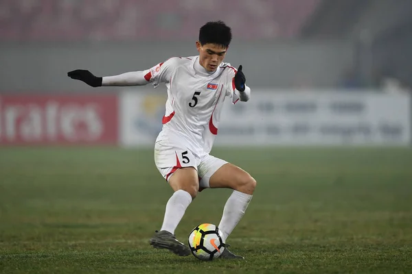 江陰市 中国東部の江蘇省 2018 2018 Afc 選手権グループ の試合で日本に対する北朝鮮のドリブルの 国連哲 — ストック写真