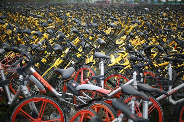 Bicicletas Compartidas Abandonadas Amontonan Estacionamiento Ciudad Nanning Región Autónoma Guangxi —  Fotos de Stock