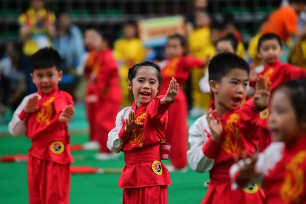 Kleinkinder Führen Kampfkunst Während Der Guangzhou Lingnan Martial Arts 2018 — Stockfoto