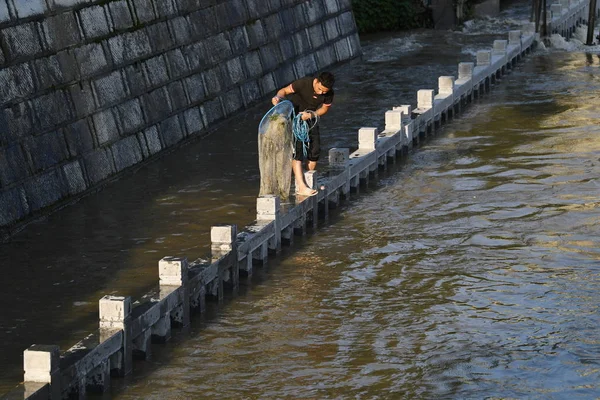 Lokalny Mieszkaniec Rzuca Netto Złapać Ryby Wzdłuż Rosnącej Wody Rzeki — Zdjęcie stockowe