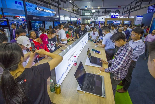 Visitors Try Out Laptop Pcs Stand Huawei First Digital China — Stock Photo, Image