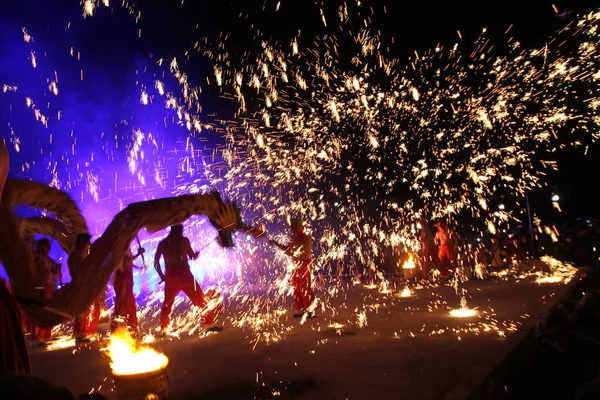 Gli Artisti Eseguono Danza Del Drago Mentre Scintille Create Dall — Foto Stock