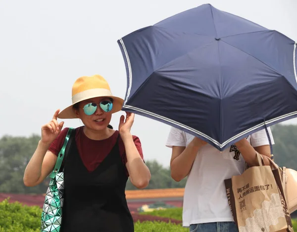 Tourists Shield Themselves Umbrellas Hats Scorching Sun Tian Anmen Square — Stock Photo, Image