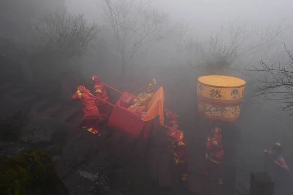 中国東部安寧省黄山市のQiyun山で 旧正月または春節の5日目に 富の神 を運ぶ人々 2018年2月20日 — ストック写真