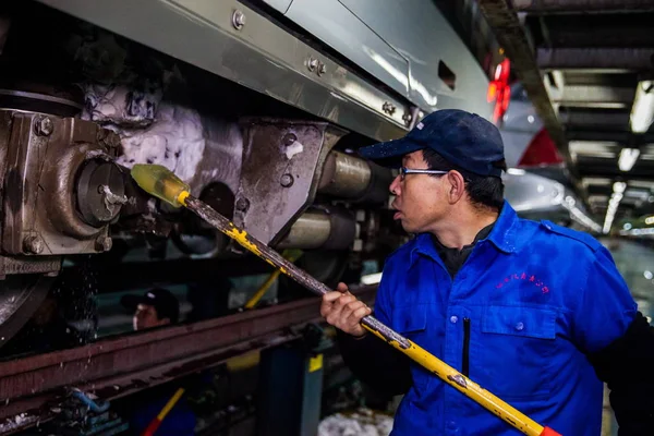 Operaio Cinese Elimina Ghiaccio Neve Treno Proiettile Crh China Railway — Foto Stock