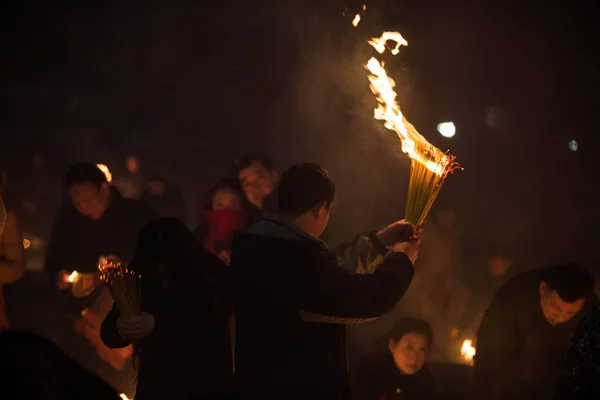 Китайские Поклонники Сжигают Благовонные Палочки Молиться Богатстве Счастье Поклоняться Богу — стоковое фото
