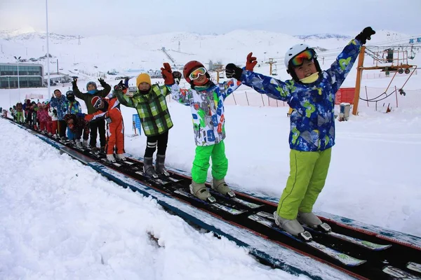 Estudiantes Una Escuela Primaria Están Aprendiendo Esquiar Una Estación Esquí — Foto de Stock