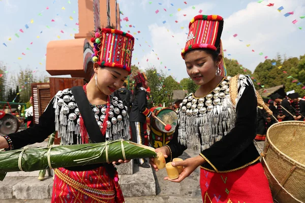 Chinese People Jingpo Ethnic Group Wearing Traditional Costumes Headwears Take — Stock Photo, Image