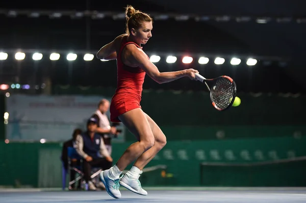 Симона Halep Румунії Повертає Постріл Катерина Siniakova Чеської Республіки Фінального — стокове фото