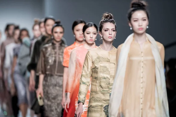 Model Display New Creations Fashion Show Londee Shanghai Fashion Week — 스톡 사진