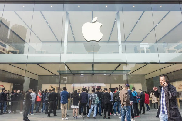 Clientes Esperam Fila Para Comprar Novo Smartphone Iphone Frente Uma — Fotografia de Stock