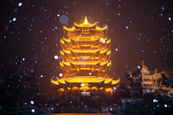 光源の 2018 日中国中央部の湖北省武漢市で夜の雪黄鶴楼観 — ストック写真