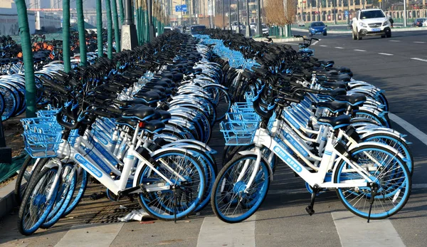 Ποδήλατα Hellobike Και Άλλες Κινεζικές Υπηρεσίες Ποδήλατο Επιμερισμού Παρατάσσονται Ένα — Φωτογραφία Αρχείου