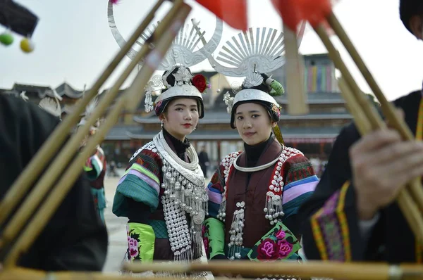 Kinesiska Flickor Miao Etnisk Minoritet Klädd Traditionella Silver Inredda Kläder — Stockfoto