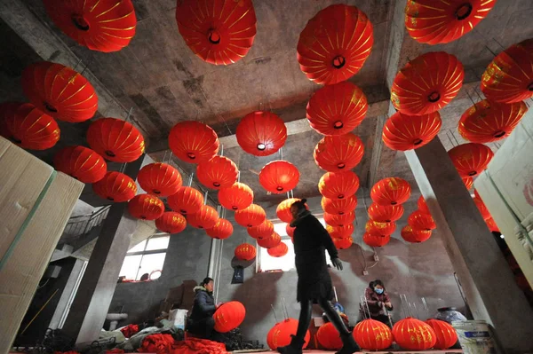 Lavoratori Cinesi Producono Lanterne Rosse Prossimo Festival Primavera Capodanno Cinese — Foto Stock