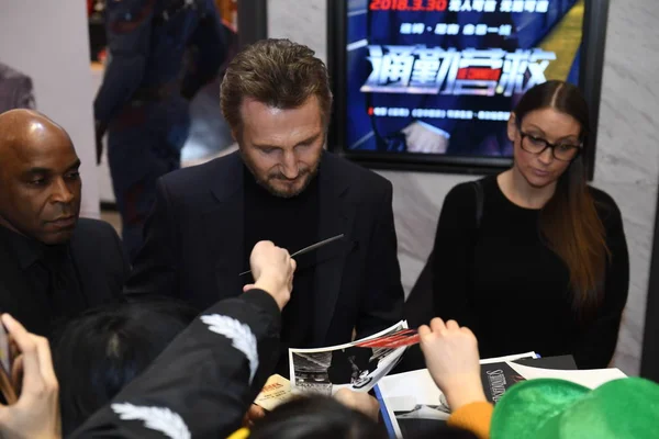 Hollywood Actor Liam Neeson Signs Autographs Fans Arrives Red Carpet — Stock Photo, Image