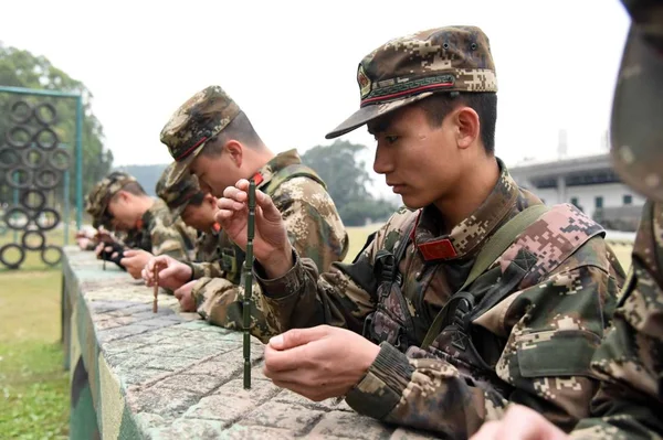 Polisi Bersenjata Guangxi Menumpuk Kasus Tempurung Selama Pelatihan Tempur Kota — Stok Foto