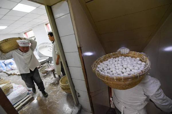 Trabalhadores Chineses Carregam Cestas Bolas Arroz Glutinoso Também Conhecido Como — Fotografia de Stock
