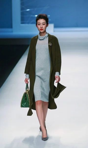 Modell Visar Skapelse Modevisning Deng Zhaoping Den Kina Mode Vecka — Stockfoto