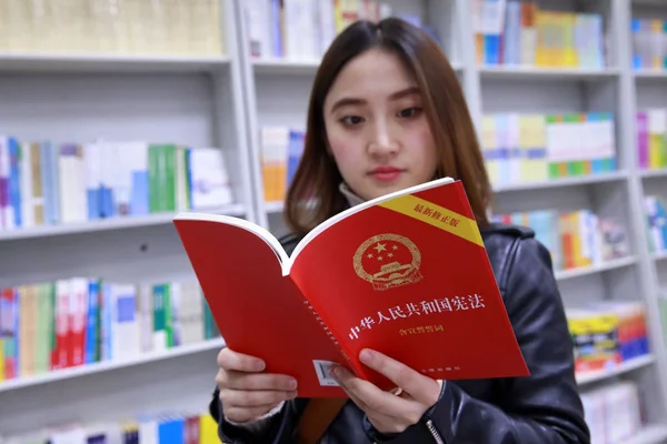2018年3月13日 中国公民在北京王府井购物街的一家书店阅读中国经修订的宪法 — 图库照片