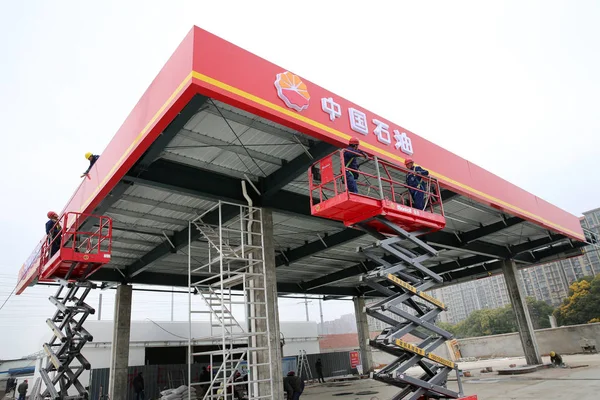 Trabalhadores Chineses Trabalham Canteiro Obras Posto Gasolina Cnpc Empresa Mãe — Fotografia de Stock