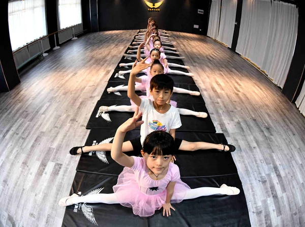 Les Jeunes Filles Chinoises Garçon Étirent Les Jambes Pour Apprendre — Photo