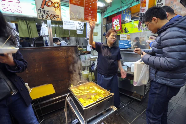 Bir Müşteri Okonomiyaki Osaka Japonya Daki Kuromon Ichiba Pazarından Satın — Stok fotoğraf