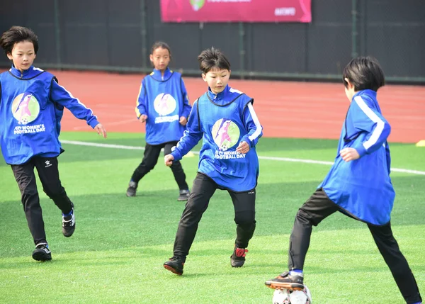 Chinesische Teenager Spielen Fußball Einer High School Der Stadt Der — Stockfoto