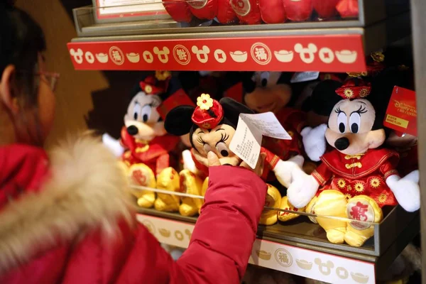 Chinese Girl Shops Minnie Mouse Toy Theme Chinese Lunar New — Stock Photo, Image