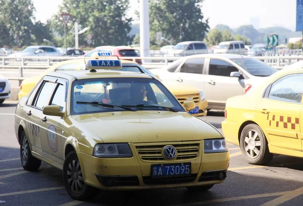 Los Taxis Alinean Para Esperar Los Pasajeros Estación Tren Del — Foto de Stock