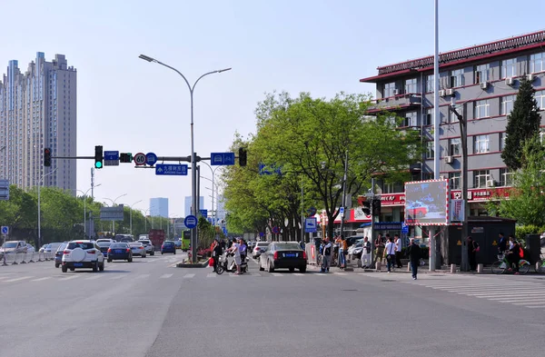 2018年4月25日 北京市通州区九科树东路和丽园北街交叉处 一个显示行人试图非法过马路的画面 — 图库照片