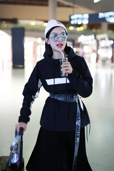 Cântăreața Actrița Chineză Victoria Song Sau Song Qian Sosește Aeroportul — Fotografie, imagine de stoc