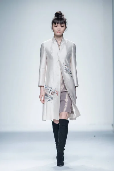 Model Viser Skabelse Modeshowet Londee Shanghai Fashion Week Fall Winter - Stock-foto