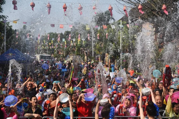 Místní Lidé Turisté Pokropit Vodou Oslavu Nasátí Festival Ulici Jinghong — Stock fotografie