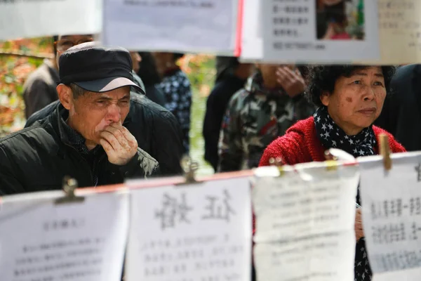 中国父母在中国南方广西壮族自治区南宁市的相亲角展示未婚子女的个人信息 帮助他们寻找女友和男友 — 图库照片