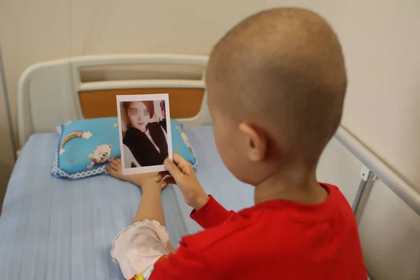 File Year Old Chinese Girl Gong Miao Diagnosed Acute Lymphoblastic — Stock Photo, Image