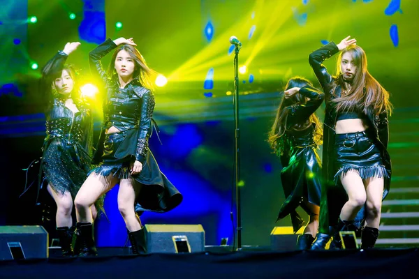 Члены Китайской Женской Группы Snh48 Выступают Время Концерта Snh48 Request — стоковое фото