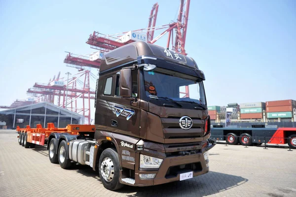 Jiefang Truck Latest Series Display Demonstration Port Qingdao City East — Stock Photo, Image