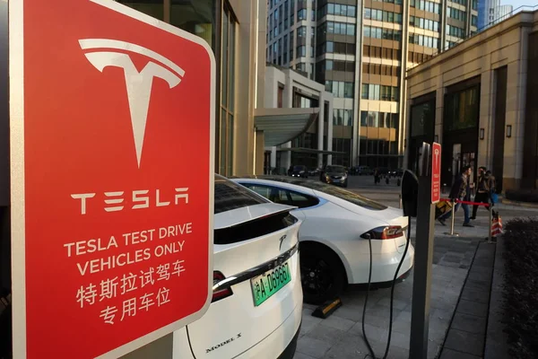 Elektroautos Werden Einer Tesla Ladestation Shanghai China Aufgeladen Januar 2018 — Stockfoto