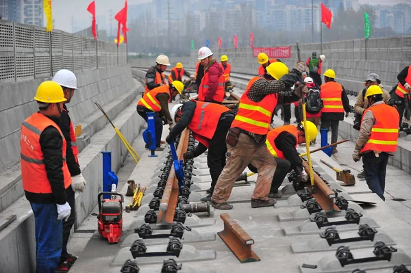 Chinesische Arbeiter Pflastern Die Erste 500 Meter Lange Schiene Auf — Stockfoto