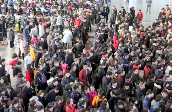 Passeggeri Che Ritornano Dalla Loro Città Natale Aspettano Alla Stazione — Foto Stock