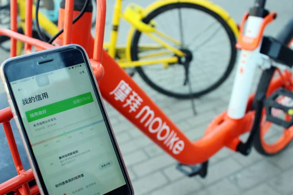 Ein Handynutzer Nutzt Die App Des Chinesischen Fahrradverleihdienstes Mobike Auf — Stockfoto