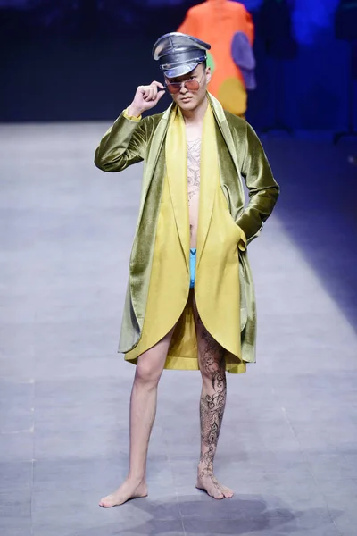モデルは 中国ファッション週秋 2018 年北京 2018 日の間に Sheguang 胡オートクチュールのファッションショーで新しい創造を表示します — ストック写真